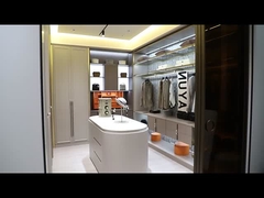 Moderne slimme wandeling in de kast