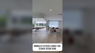 Minimalistische keukenkast en scandiv-designhuis