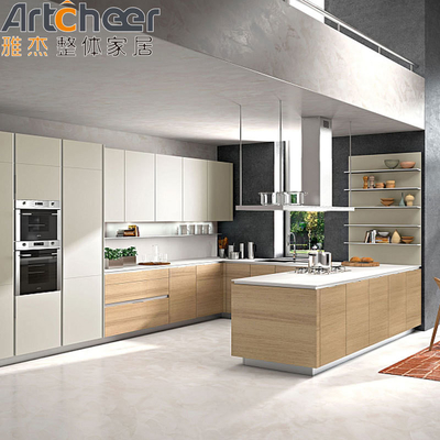 kopen Moderne gepersonaliseerde U-vormige keukenkas witte fineer deur met kwarts steen counter top online vervaardiging