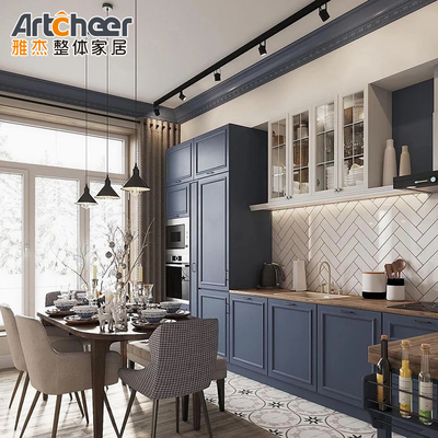 Modulaire keukenkast met gouden handgrepen en donkerblauw sectioneel ontwerp in multiplexmateriaal