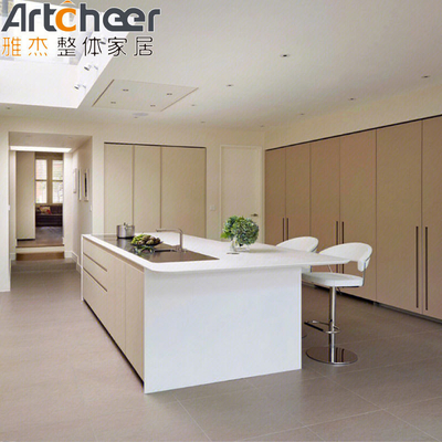 Keuken Houten kast met kast accessoires assortiment en multiplex materiaal