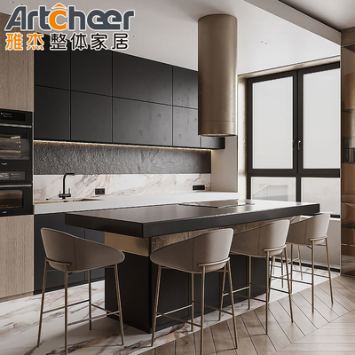 Houten keukenkasten in luxe stijl met keukeneilandtafel en toe-kick accessoires