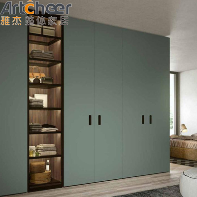 Moderne minimalistische slaapkamerkast met eenvoudig ontwerp en kastgrepen