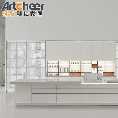 Grill in binnen- en buitenkeuken met koelkast Italiaans eilanddesign in wit