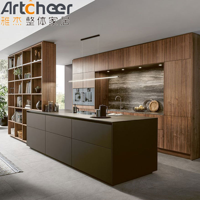Moderne keukenkas met plywoodcarcase en accessoires