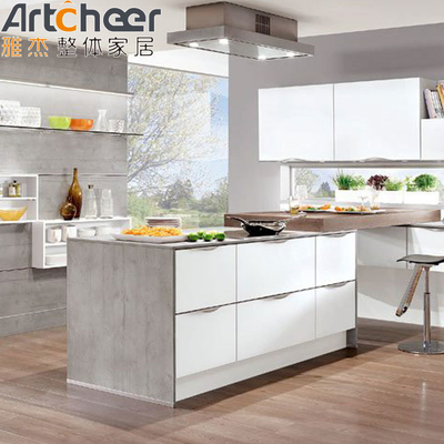 Wit massief hout L-vormige keukenkasten met WPC pantry opslag ontwerpconcept